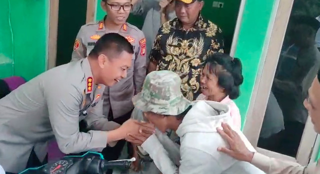 Saat Kapolres Depok Kombes Pol Abdul Waras dan Suderajat tukang es gabus bersalaman, Selasa (27/1/2026). Dok: kumparan