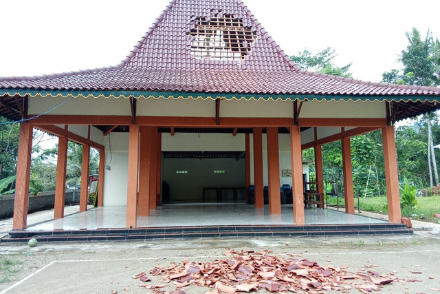 Balai Pedukuhan Ngasem di Ngalang, Kapanewon Gedangsari rusak bagian atap akibat gempa Bantul siang tadi, Selasa (27/1/2026). 
 Foto: BPBD Gunungkidul 