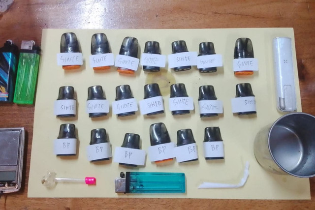 Pelaku dan barang bukti peredaran narkoba jenis liquid di apartemen kawasan Thamrin. Foto: Dok. Istimewa