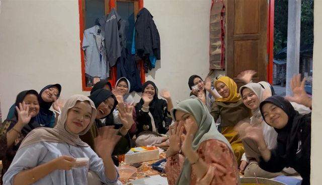Potret Momen Pembungkusan Dodol Nanas Kelompok 63