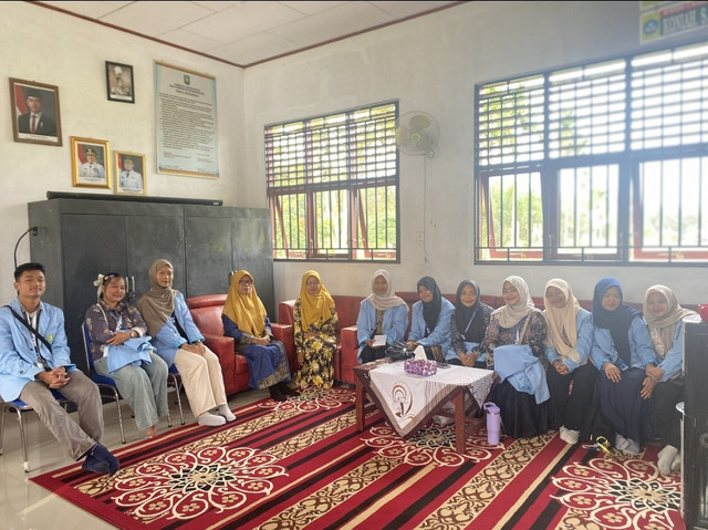 Foto bersama dengan kepala sekolah SDN 012 Bunga Raya ibu Koniah S.Pd.