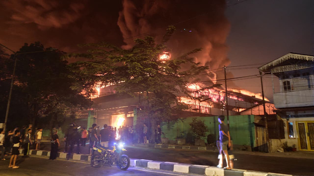 Pabrik di Medan terbakar pada Selasa (27/1) malam. Foto: Amar Marpaung/kumparan