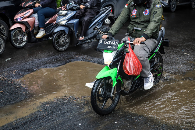 Kemacetan panjang tak terhindarkan di kolong Tol JORR Kalimalang, Bekasi, Rabu (28/1/2026). Foto: Iqbal Firdaus/kumparan