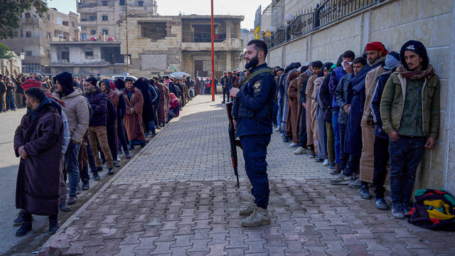 Anggota Pasukan Demokratik Suriah (SDF) yang dipimpin Kurdi mengantre untuk menyelesaikan status mereka dengan pemerintah Suriah di Raqqa, Suriah, 27 Januari 2026. Foto: REUTERS/Karam al-Masri 