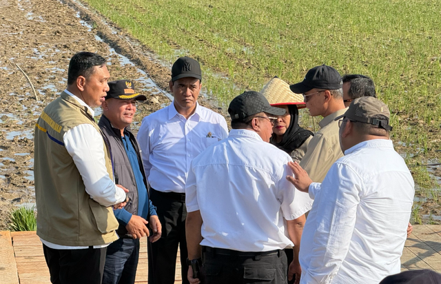 Direktur Utama Perum BULOG, Letjen TNI (Purn) Ahmad Rizal Ramdhani (kiri) bersama pimpinan institusi pemerintah dalam menjaga stabilitas harga pangan di wilayah terdampak bencana Sumatera. Foto: Dok. BULOG