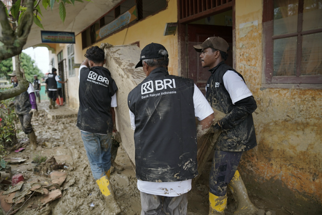 Relawan BRI Peduli melakukan bersih-bersih di SD Negeri Tugu Upah Aceh Tamiang. Foto: Dok. BRI