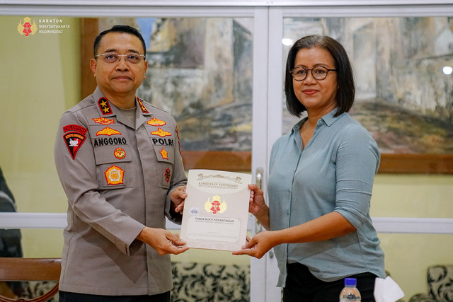 Penghageng KHP Datu Dana Suyasa, GKR Mangkubumi, menyerahkan surat pemberian hak atas Tanah Kasultanan sebagai lokasi pembangunan Mapolda DIY kepada Kapolda DIY, Irjen Pol Anggoro Sukartono di Kapanewon Godean, Sleman, Yogyakarta, Selasa (27/1/2026). Foto: Dok. Keraton Yogyakarta
