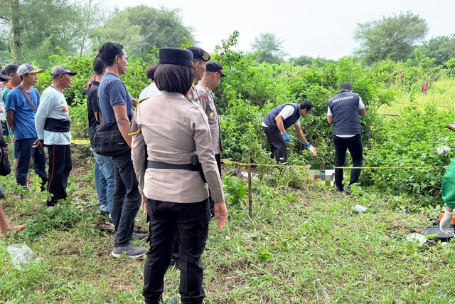 Petugas kepolisan di lokasi penemuan mayat di area Gumuk Pasir, Parangtritis, Kabupaten Bantul, Rabu (28/1/2026). Foto: Polres Bantul