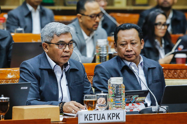Ketua KPK, Setyo Budiyanto (kiri) bersama Wakil Ketua KPK, Fitroh Rohcahyanto (kanan) mengikuti rapat kerja (Raker) dengan Komisi III DPR di Kompleks Parlemen, Senayan, Jakarta, Rabu (28/1/2026). Foto: Asprilla Dwi Adha/ANTARA FOTO