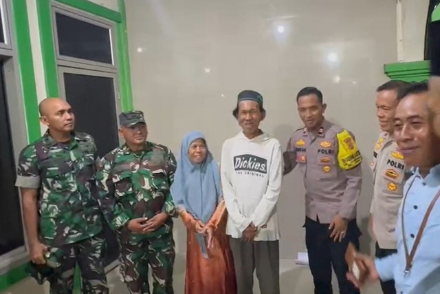 Momen Bhabinkamtibmas-Babinsa minta maaf ke Suderajat tukang es gabus. Foto: Polres Jakarta Pusat
