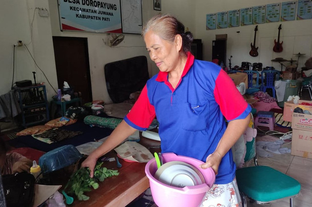Masudah saat ditemui di Posko Pengungsian di Balai Desa Doropayung, Kecamatan Juwana, Kabupaten Pati, Rabu (28/1/2026). Foto: kumparan
