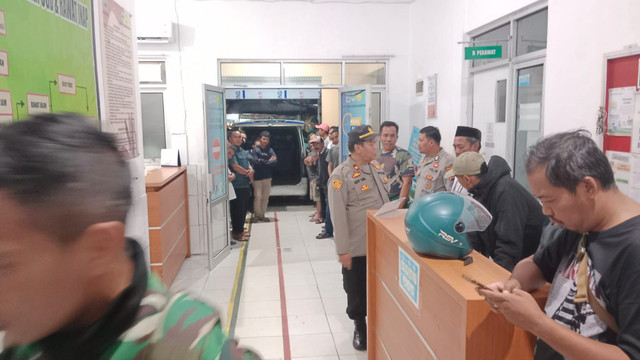Polisi mendatangi Puskesmas Anyer pada Selasa malam (27/1/2026) untuk mengecek korban penusukan. Foto: Dok. Polsek Anyer