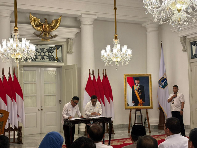 Gubernur DKI Jakarta Pramono Anung dan Gubernur Lemhannas RI Ace Hasan Syadzily dalam penandatanganan MoU antara keduanya tentang peningkatan dan pengembangan ketahanan nasional di DKI Jakarta pada Rabu (28/1) di Balai Kota, Jakarta Pusat. Foto: Amira Nada/kumparan