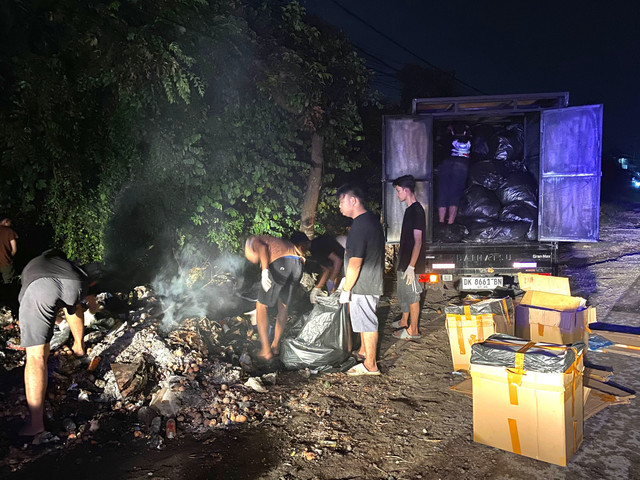 Tumpukan sampah kulit telur dan sejumlah kardus di pinggir Jalan Bypass Ida Bagus Mantra, Senin (28/1/2026).  Foto: Dok. Satpol PP Gianyar