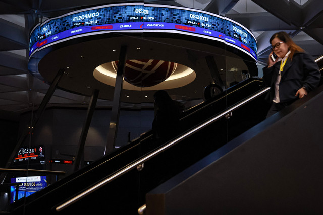 Seorang wanita berjalan melewati refleksi layar digital pergerakan Indeks Harga Saham Gabungan (IHSG) di Bursa Efek Indonesia (BEI), Jakarta, Rabu (28/1/2026). Foto: Dhemas Reviyanto/ANTARA FOTO