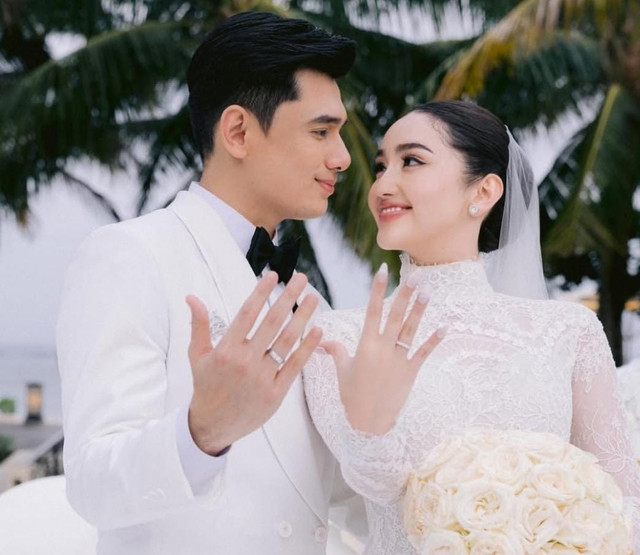 Tampilan Ranty Maria dan Rayn Wijaya saat menikah. Foto: Venema Pictures via Instagram @rantymaria