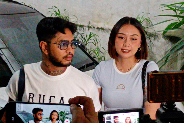 Onadio Leonardo dan Sang Istri, Beby Prisillia saat ditemui di kawasan Lebak Bulus, Jakarta Selatan. Foto: Aprilandika Pratama/kumparan