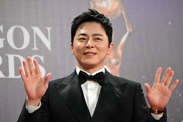 Aktor Korea Selatan Jo Jung-suk berpose di karpet merah Penghargaan Film Naga Biru ke-46 di KBS Hall di Seoul pada 19 November 2025. Foto: Jung Yeon-je / AFP