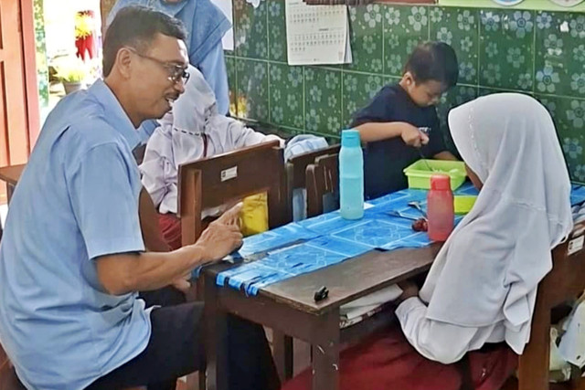 Pemkab Kulon Progo menemui Ariendra Ralea Irgantari (9), siswi SDN Gembongan dimana ibunya harus menjalani terapi di rumah sakit sehingga harus bersekolah dengan membawa adiknya di Kelurahan Salamrejo, Kapanewon Sentolo, Kabupaten Kulon Progo. Foto: Dok. Pemkab Kulon Progo