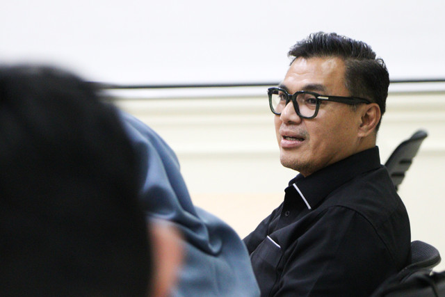 Moch. Baron  VP Corporate Communication PT Pertamina (kanan) berbincang dengan Pemimpin Redaksi kumparan Arifin Asydhad (kiri) pada Rabu (28/01). Foto: Dzaki Fadilah Yusuf/kumparan