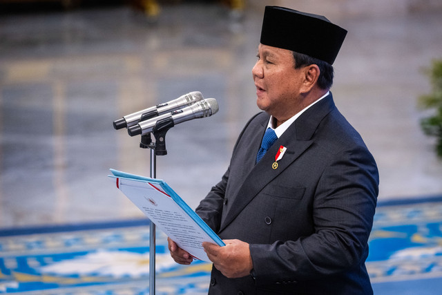 Presiden Prabowo Subianto memimpin pembacaan sumpah jabatan yang diikuti para pejabat yang dilantik pada pelantikan Dewan Energi Nasional (DEN) di Istana Negara, Jakarta, Rabu (28/1/2026). Foto: Bayu Pratama S/ANTARA FOTO