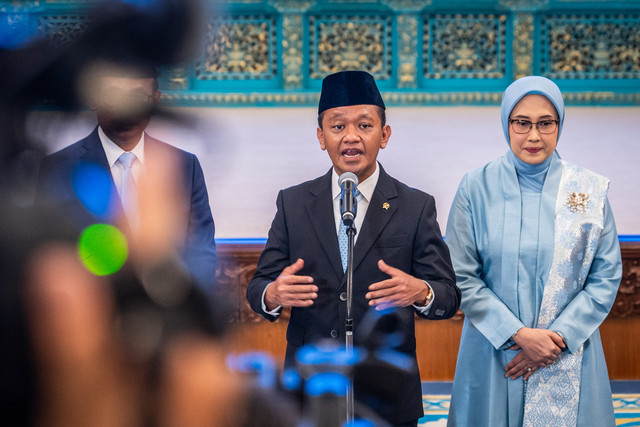 Menteri ESDM sekaligus Ketua Harian Dewan Energi Nasional Bahlil Lahadalia didampingi anggota Dewan Energi Nasional Sripeni Inten Cahyani memberikan keterangan usai pelantikan Dewan Energi Nasional di Istana Negara, Jakarta, Rabu (28/1/2026). Foto: Bayu Pratama S/ANTARA FOTO