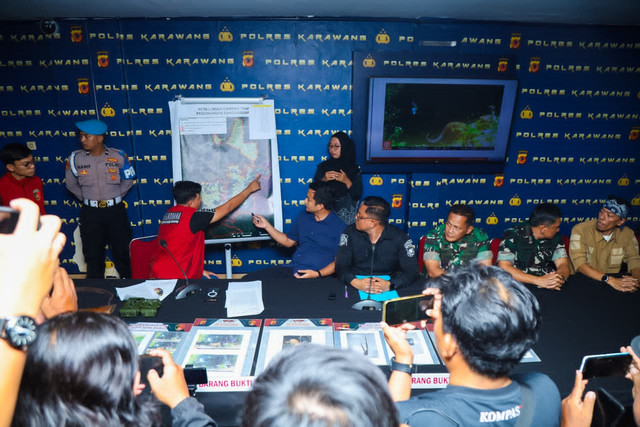 Polisi menunjukkan barang bukti yang digunakan terduga pemburu macan tutul Jawa saat konpers di Polres Karawang, Rabu (28/1/2028). Foto: Dok. Istimewa