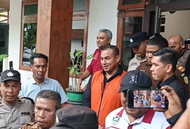 Anggota DPRD Kota Kupang dari Fraksi Hanura, Mokrianus Lay saat digiring mobil tahanan pada Rabu (28/1/2026). Foto: kumparan