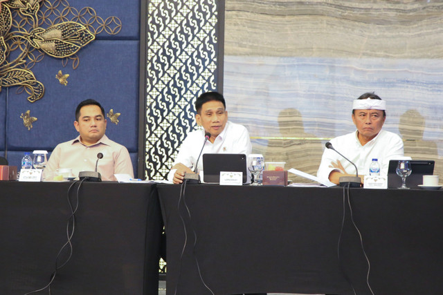 Wakil Menteri Dalam Negeri (Wamendagri) Akhmad Wiyagus menghadiri Kunjungan Kerja Spesifik bersama Komisi II DPR RI Masa Persidangan III Tahun 2025-2026 di Kantor Pusat Bank BJB, Kota Bandung, Jawa Barat, Rabu (28/1/2026). Foto: Kemendag RI