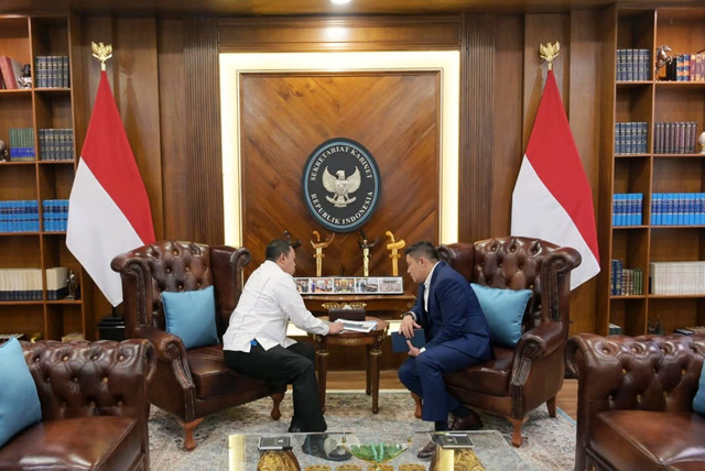 Sekretaris Kabinet, Teddy Indra Wijaya menerima kedatangan Menteri Agraria dan Tata Ruang (ATR)/Kepala Badan Pertanahan Nasional (BPN), Nusron Wahid untuk membahas sejumlah isu strategis di Kantor Sekretariat Kabinet, Rabu, (28/1/2026). Foto: sekretariat.kabinet/instagram