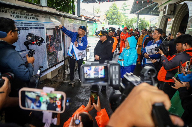 Gubernur DKI Jakarta, Pramono Anung meninjau proses pembebasan lahan untuk proyek normalisasi Kali Ciliwung di kawasan Cawang, Jakarta, Kamis (29/1/2026). Foto: Iqbal Firdaus/kumparan