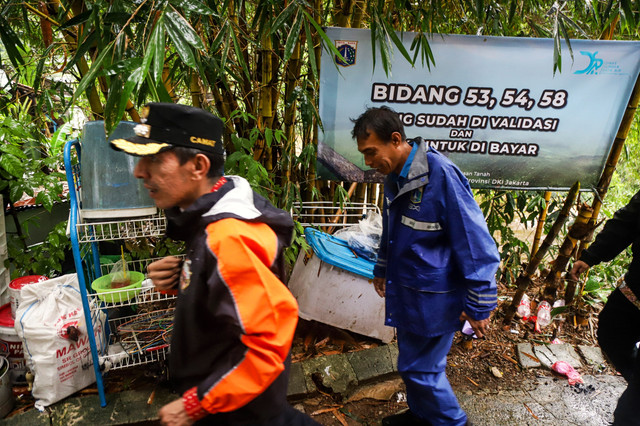 Gubernur DKI Jakarta, Pramono Anung meninjau proses pembebasan lahan untuk proyek normalisasi Kali Ciliwung di kawasan Cawang, Jakarta, Kamis (29/1/2026). Foto: Iqbal Firdaus/kumparan