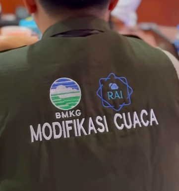 Petugas Operasi Modifikasi Cuaca di Jakarta. Foto: BPBD DKI Jakarta