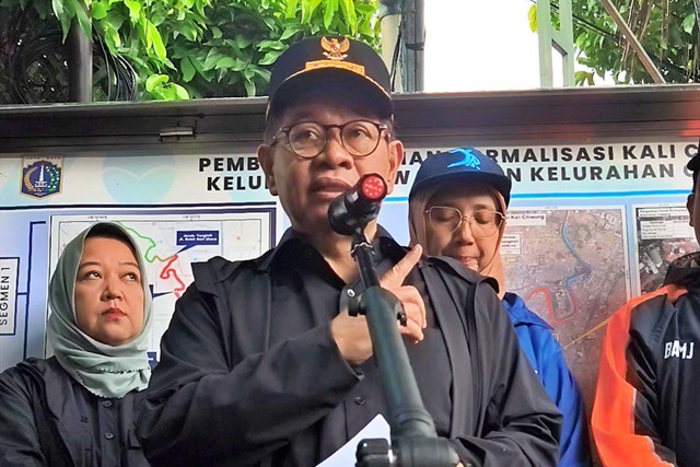 Gubernur DKI Jakarta, Pramono Anung memberikan keterangan pers saat memantau langsung lokasi yang akan dilakukan pembebasan lahan untuk normalisasi Kali Ciliwung di kawasan Cawang, Jakarta Timur, Kamis (29/1/2026). Foto: Jeni Ritanti/kumparan