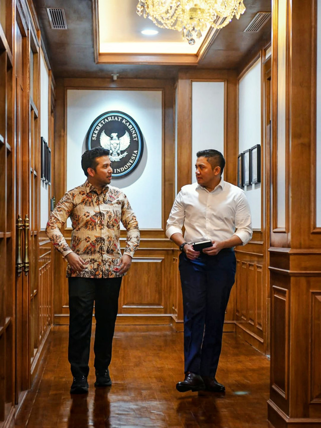 Sekretaris Kabinet, Teddy Indra Wijaya menerima kunjungan pemimpin muda Jawa Timur, Wakil Gubernur Jawa Timur, Emil Elestianto Dardak membahas sejumlah rencana pembangunan infrastruktur di Jawa Timur di Kantor Sekretariat Kabinet, Rabu, (28/1/2026). Foto: sekretariat.kabinet/instagram
