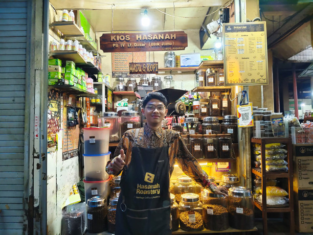 Muhamad Karel Ichsan, pemilik Kios Hasanah yang menjual kopi di Pasar Beringharjo, Kota Yogyakarta, Kamis (29/01/2026). Foto: Arfiansyah Panji Purnandaru/kumparan
