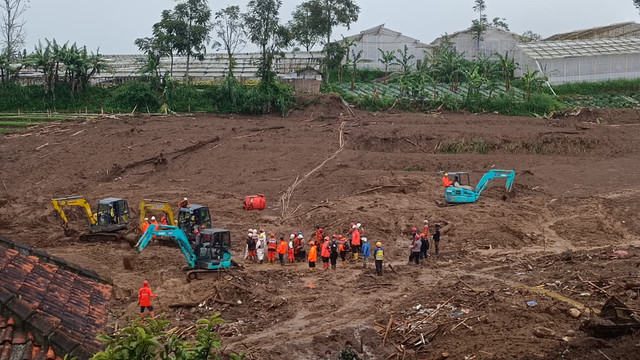 Hari keenam proses evakuasi korban longsor Cisarua, Kabupaten Bandung Barat. Hujan rintik-rintik dan kabut mulai menyelimuti lokasi. Kamis (29/1/2026). Foto: Abisatya/kumparan