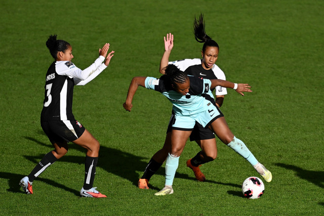 Pemain Gotham FC Jaedyn Shaw berebut bola dengan pemain Corinthians Thais Ferreira pada pertandingan semi final FIFA Women's Champions Cup di Stadion Komunitas GTech, London, Inggris, Rabu (28/1/2026). Foto: Dylan Martinez/REUTERS