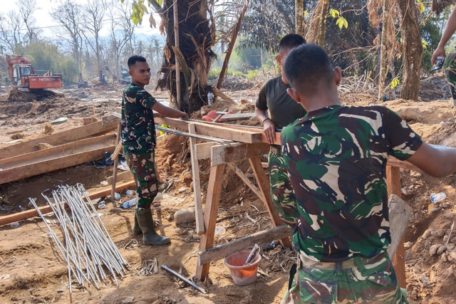 Kegiatan pembangunan jembatan gantung di Link I Lumban Tonga-tonga, Kelurahan Bunalumban, Kecamatan Tukka, Kabupaten Tapteng. Foto: Dok. Bakom RI