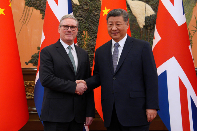 Perdana Menteri Inggris Keir Starmer berjabat tangan dengan Presiden China Xi Jinping menjelang pertemuan bilateral selama kunjungannya di Beijing, China, Kamis (29/1/2026). Foto: Carl Court/Pool via REUTERS