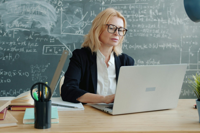 Ilustrasi cara cek NUPTK guru 2026. Foto: Unsplash.