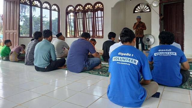 Relawan DT Peduli Inisiasi Shalat Jumat Perdana Pasca Terjadinya Bencana Banjir Bandang di Batang Toru (Sumber : DT Peduli)