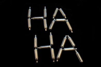 Ilustrasi gambar susunan tabung gas N₂O. Sumber: Shutter Stock.