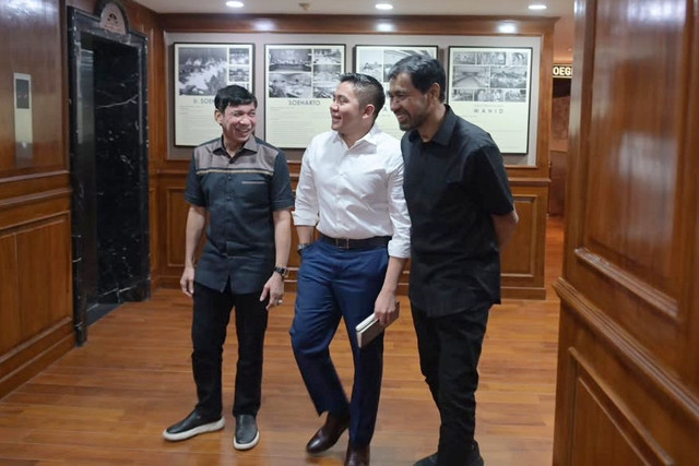 Sekretaris Kabinet Teddy Indra Wijaya menerima kedatangan Gubernur Aceh Muzakir Manaf di Kantor Sekretariat Kabinet, Jakarta, Rabu (28/1/2026). Foto: Instagram/ @sekretariat.kabinet