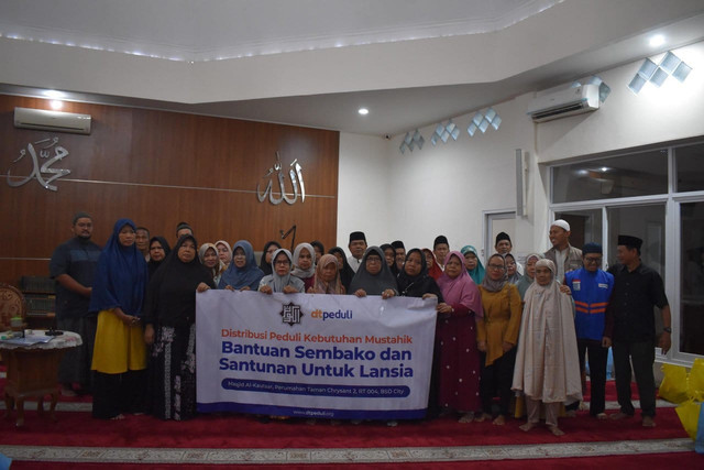 Berbagi Sembako untuk Dhuafa di sekitar Masjid Al-Kautsar BSD City (Sumber : DT PEduli)