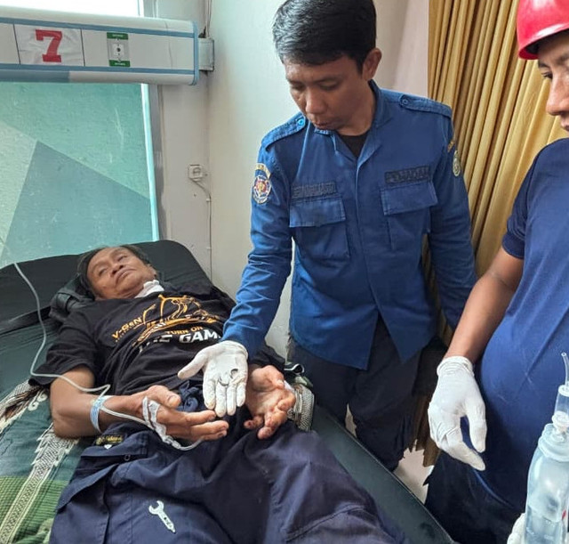 Damkar Parepare memotong cincin yang membuat jari membengkak. Dok: kumparan
