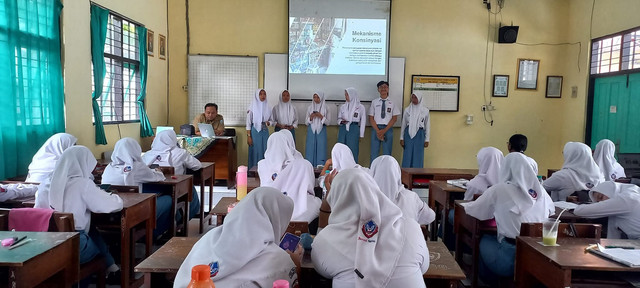 Suasana diskusi pembelajaran di kelas SMK Negeri 1 Jombang. Interaksi guru dan siswa tetap menjadi inti proses belajar yang tidak tergantikan teknologi (Foto: dokumentasi pribadi).
