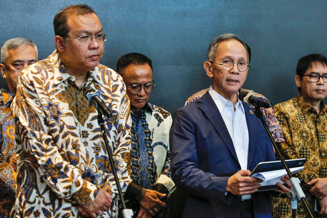Ketua Dewan Komisioner OJK, Mahendra Siregar bersama Direktur Utama Bursa Efek Indonesai, Imam Rachman menyampaikan keterangan saat konferensi pers di Bursa Efek Indonesia, Jakarta, Kamis (29/1/2026). Foto: Asprilla Dwi Adha/ANTARA FOTO