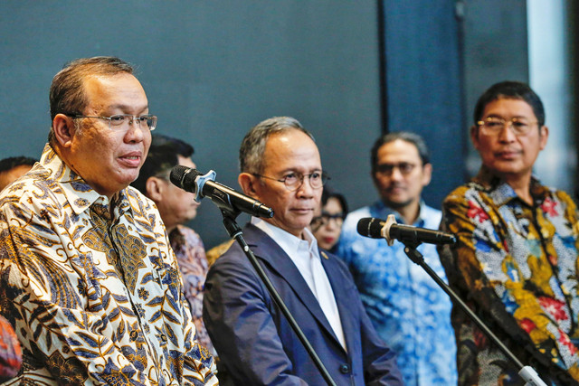 Ketua Dewan Komisioner OJK Mahendra Siregar bersama Direktur Utama BEI, Imam Rachman dan Kepala Eksekutif Pengawas Pasar Modal, Keuangan Derivatif dan Bursa Karbon OJK, Inarno Djajadi menyampaikan keterangan pers di BEI, Jakarta, Kamis (29/1/2026). Foto: Asprilla Dwi Adha/ANTARA FOTO