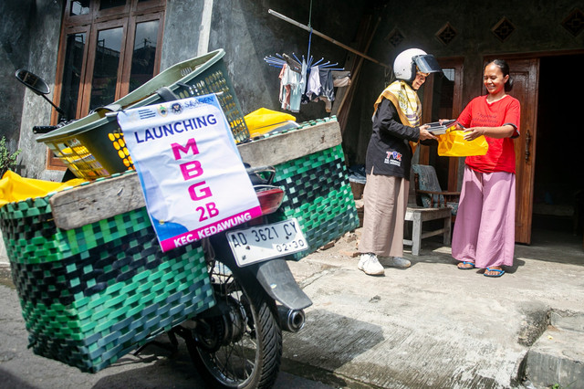 Kader Tim Pendamping Keluarga (TPK) mengantarkan paket Makan Bergizi Gratis (MBG) untuk ibu hamil dan menyusui di Desa Pengkok, Kedawung, Sragen, Jawa Tengah, Kamis (29/1/2026). Foto: Mohammad Ayudha/ANTARA FOTO